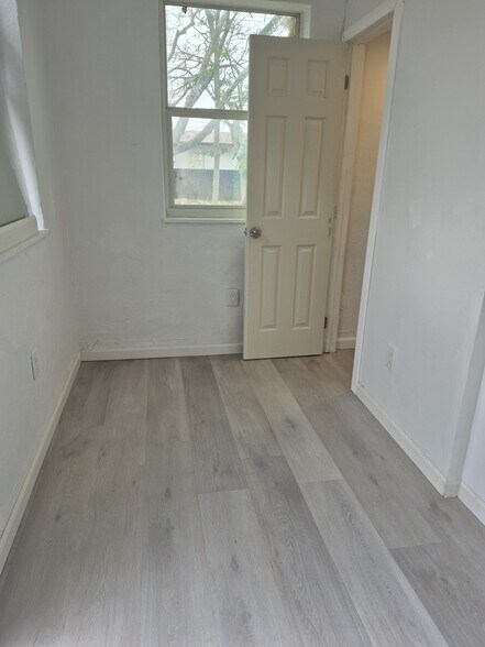 Building Photo - 628 SW Krome Ter