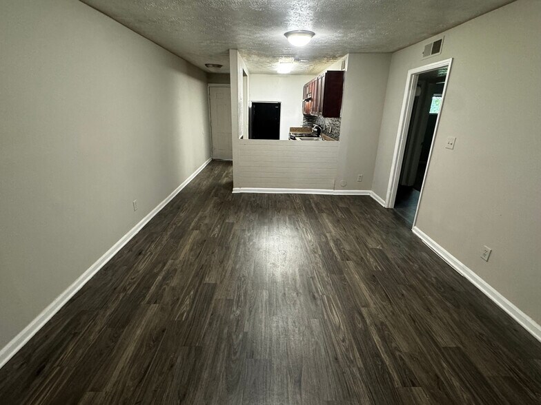Building Photo - Room in Apartment on Stanton Rd SW