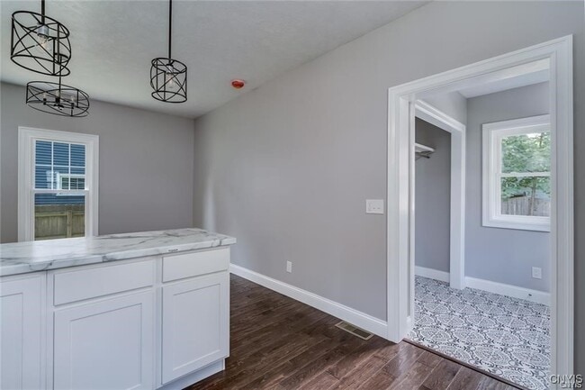 Building Photo - 137 St Mary St