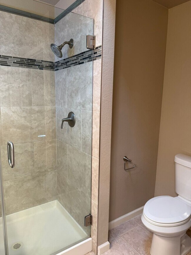 Building Photo - Beautiful 3-Bedroom Condo with Private Out...