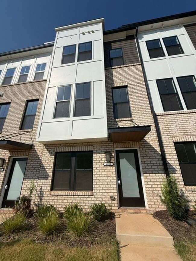 Building Photo - 6020 Old Pineville Rd