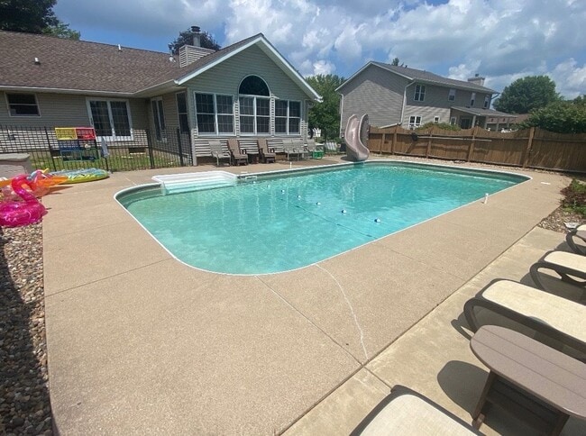 Building Photo - NEW PRICE - GREAT HOME - Single Family Home in Germantown Hills with Pool 3 BR / 4BA