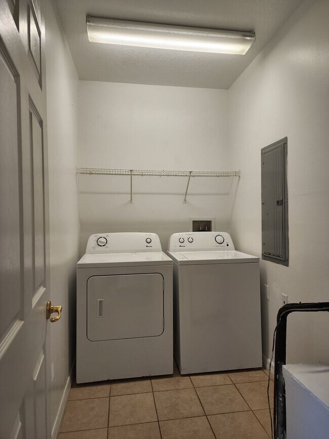 Building Photo - 2 Bedroom 2 Bath Condo with a Balcony