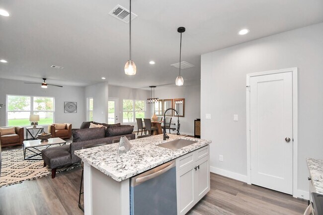 Building Photo - 3814 Lakewood Dr