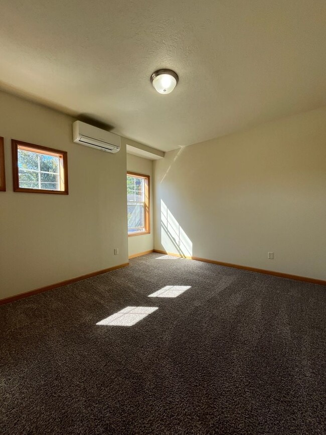 Building Photo - (MUS) Large 3 Bed/2 Bath Town Home