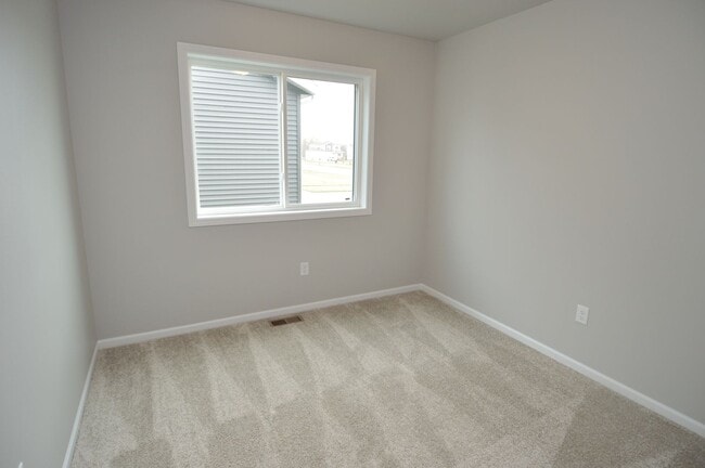Building Photo - 4 bed 2 bath Townhome for rent!
