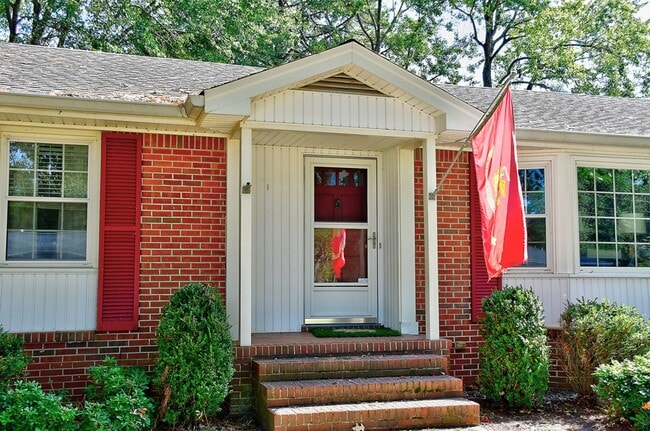 Building Photo - ONE LEVEL LIVING at it's FINEST in the SOU...