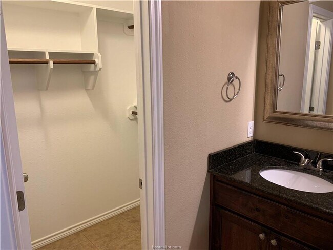 Building Photo - Beautifully 4 bedroom, 3 bathroom house within minutes of Texas A&M!!