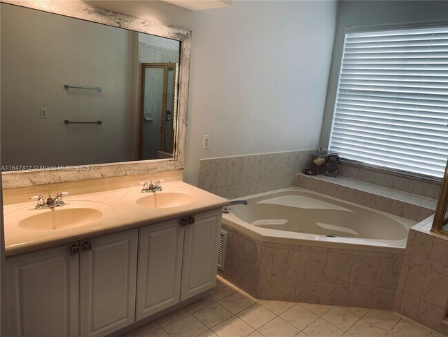 Building Photo - 4951 SW 38th Way