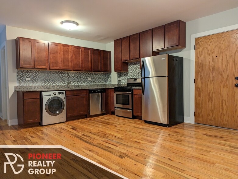 Building Photo - 560 W Arlington Pl