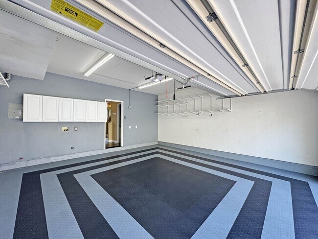 Building Photo - Your Next Home Awaits! Modern 4BR, 3BA Bea...