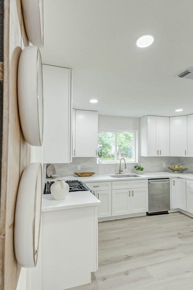 Building Photo - 3351 S Sutton Square