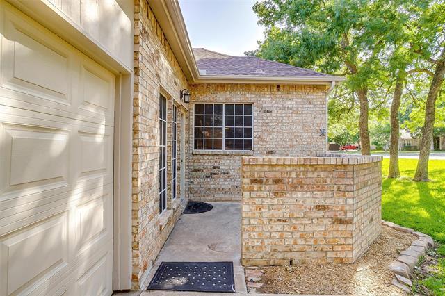 Building Photo - 704 Red Oak Ct