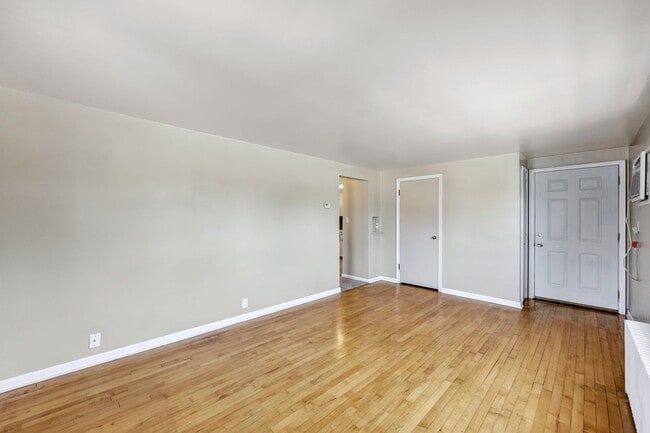 Building Photo - Charming 1-Bedroom Lower Apartment — West Side Green Bay