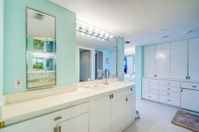 Building Photo - 123 Lakeshore Dr