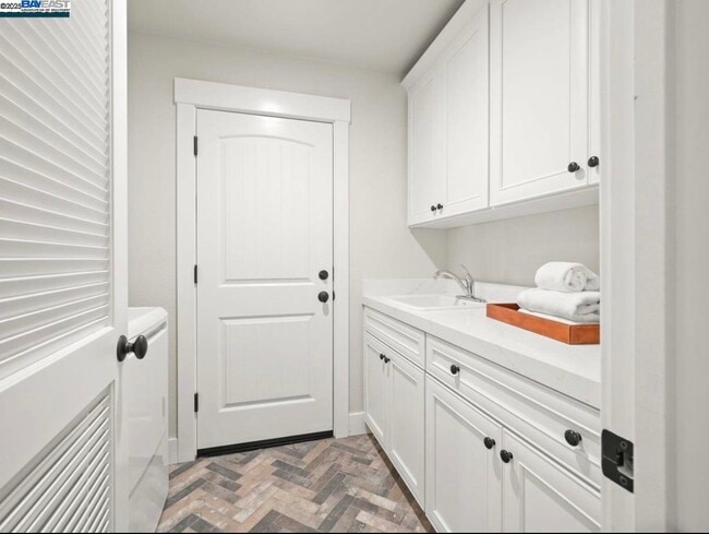 Building Photo - 1588 Alamo Way