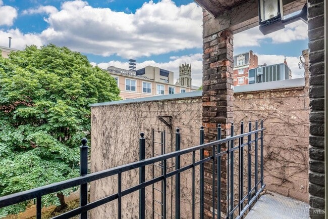 Building Photo - 127 W 9th St