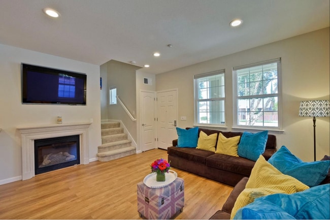 Building Photo - Newer 3bedrooms townhouse with 2 Cars Garage and AC in Fremont Niles area for rent