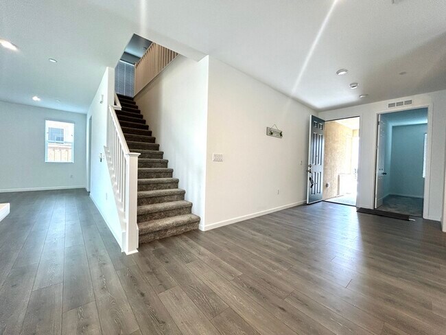 Building Photo - Beautiful Newer 4 Bedroom 3 Bathroom with ...