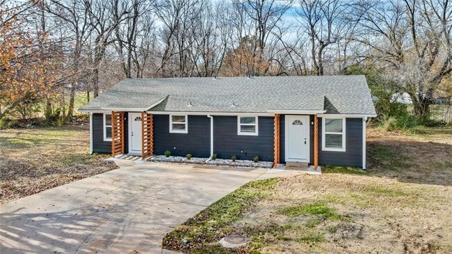 Building Photo - 305 Trailside Ter