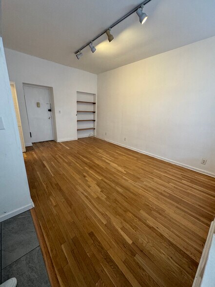 Building Photo - 30 E 95th St