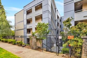 Building Photo - N Beacon Hill Top Floor 2 Bedroom Condo