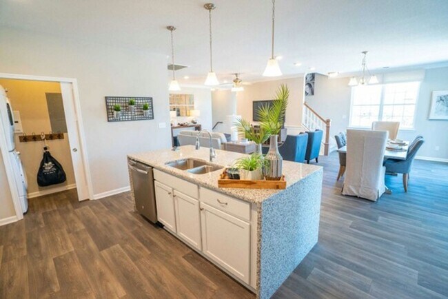 Building Photo - Marketing title- 4 bedroom/ 3 bathrooms- The Promenade at John Tyler