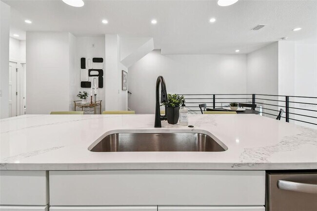 Building Photo - 3840 Pompano Dr SE