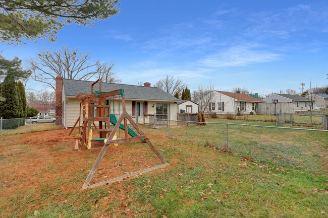 Building Photo - Beautifully Renovated 3-Bedroom Home with ...