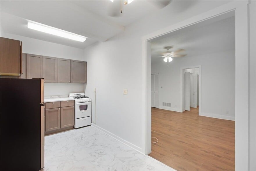 Building Photo - 3727 N Pine Grove Ave