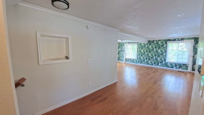 Building Photo - Beautiful Lindon Home