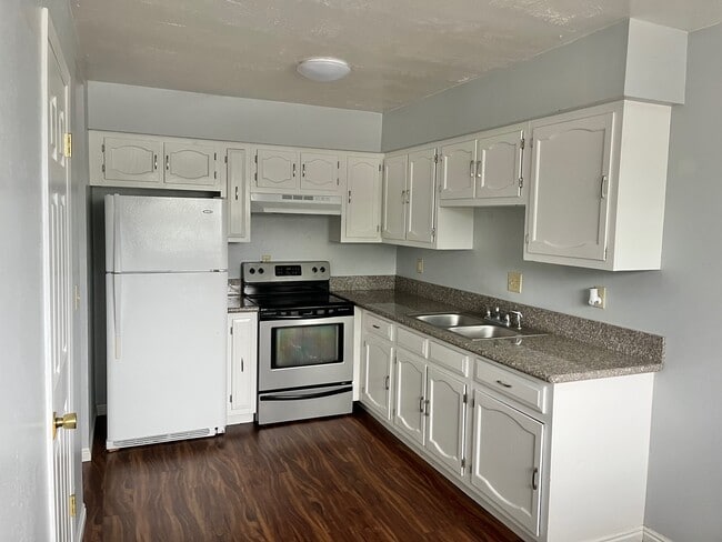 Building Photo - 326 W 4 Plex