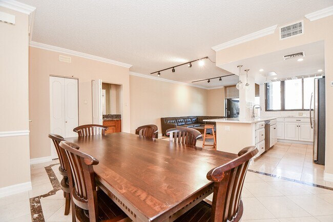 Building Photo - 5150 Hidalgo St