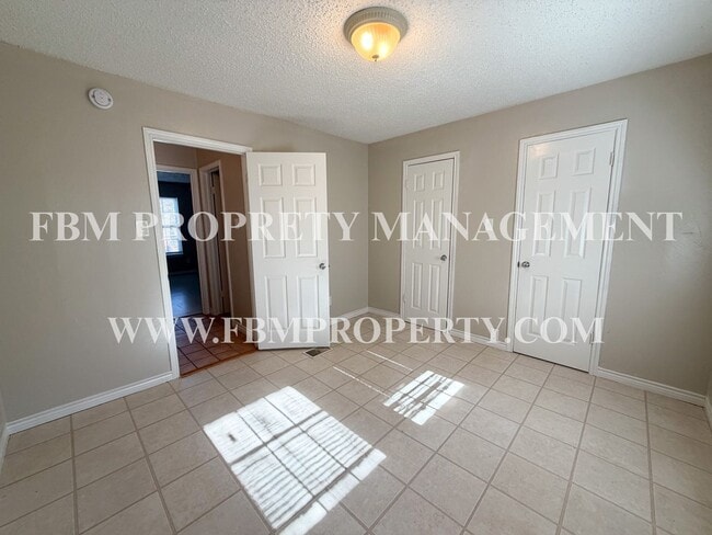 Building Photo - 2541 W Sycamore Ave