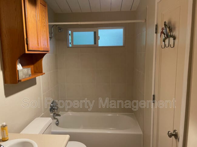 Building Photo - 175 S Redwood Dr