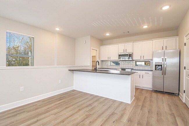 Building Photo - 2 Bed 2 Bath 2 Car Garage Townhome in Rock...
