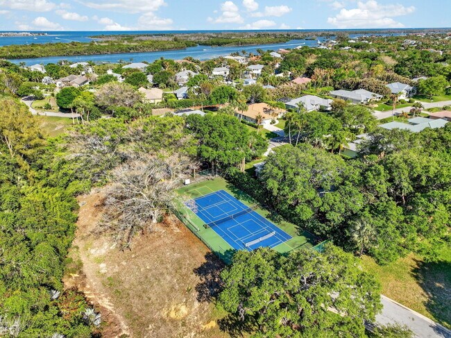 Building Photo - 5230 SE Seascape Way