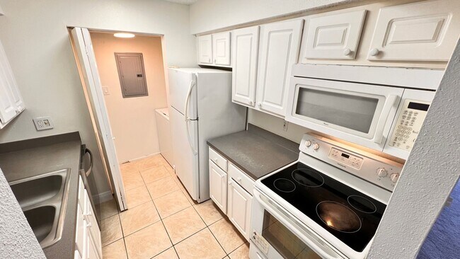 Building Photo - Cozy Casselberry Condo Available - Move In...