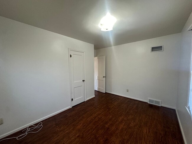 Building Photo - Two bedroom, One bathroom, Pet Friendly Ho...