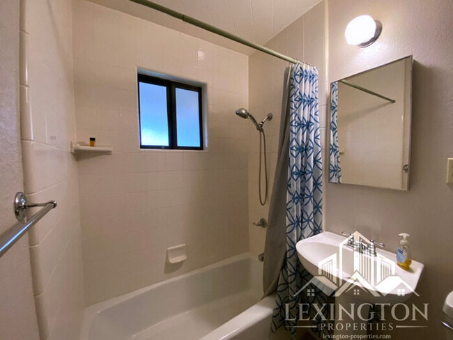 Building Photo - Beautiful, 3BD/2BA, Home available in Sacramento off Madison Ave. and Auburn Blvd.
