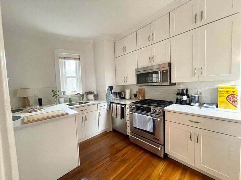 Primary Photo - 140 Charles St