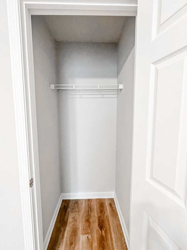 Building Photo - Large townhome in great Canton location