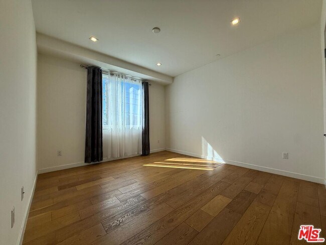 Building Photo - 532 W Elk Ave