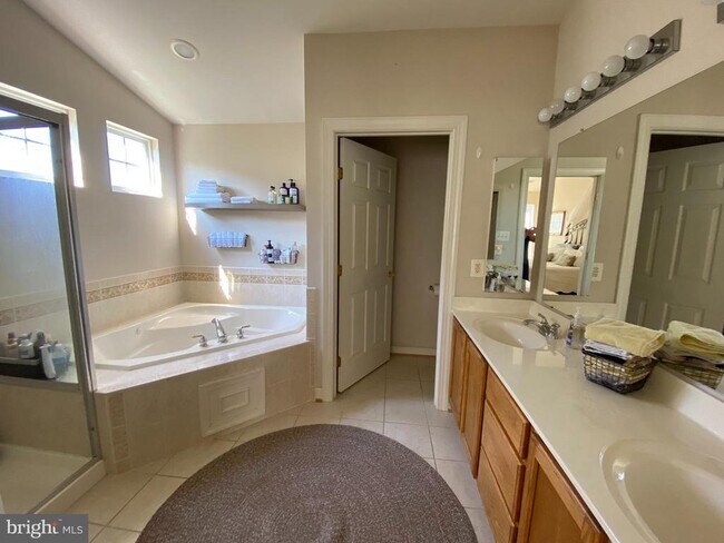 Building Photo - 6 Hollow Creek Cir