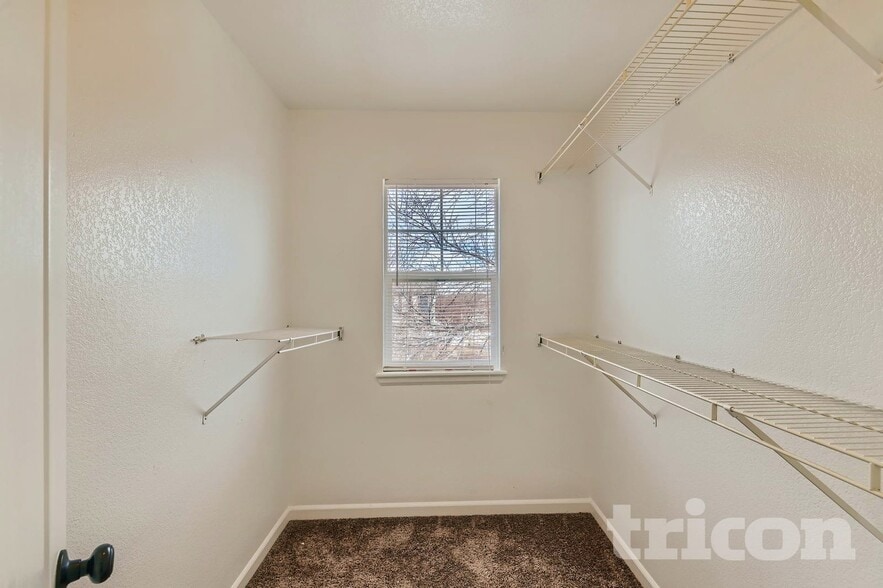 Building Photo - 300 Fieldstone Dr