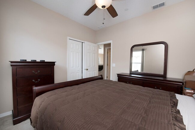 Building Photo - Large, Executive style 3/2.5 Lakefront/POO...