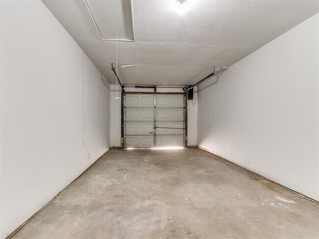 Building Photo - 502 N Oak St