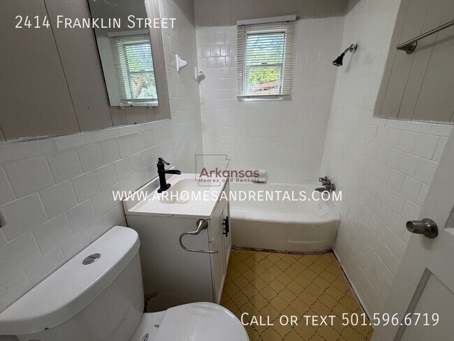 Building Photo - 2414 Franklin St