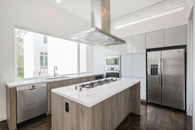 Building Photo - Welcome to this absolutely STUNNING Townhome!!