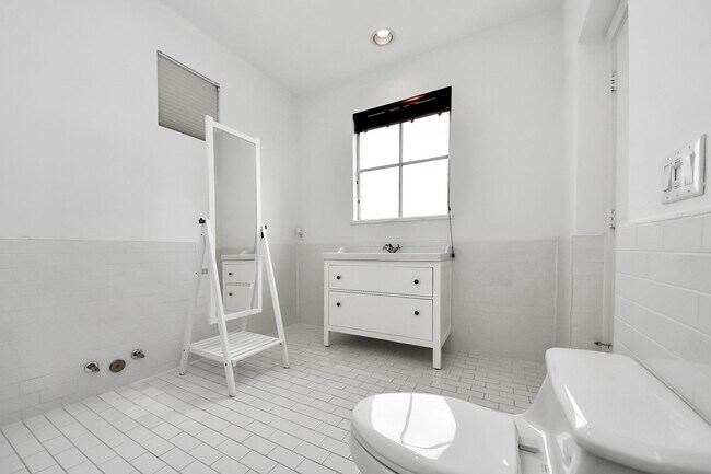 Building Photo - 1014 Montrose Blvd